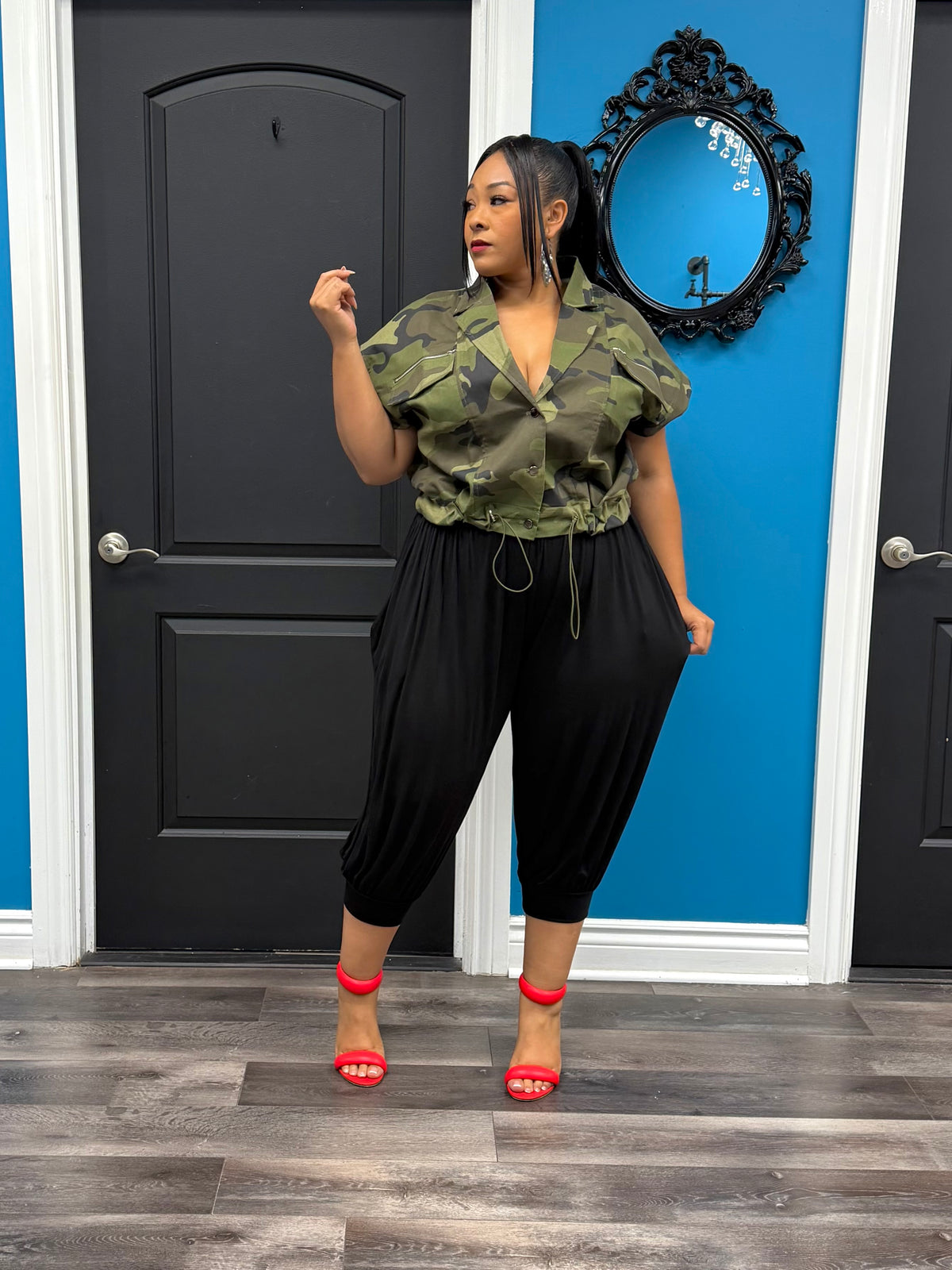 Black Tina Capri Pant
